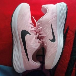NIKE RUNNING SHOES